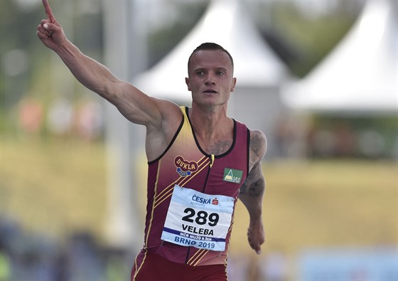Jan Veleba slaví vyrovnání národního rekordu v bhu na 100 m.