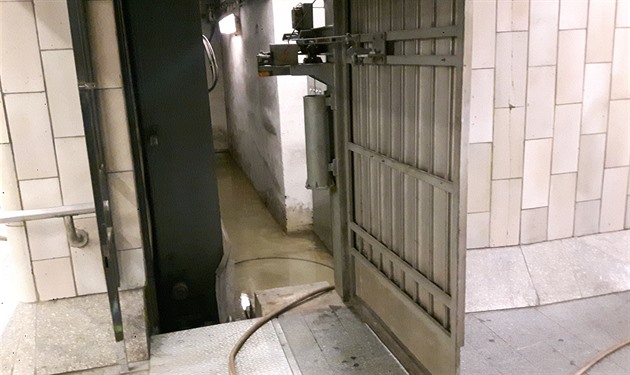 Metro Smíchovské nádraží má problémy s dešťovou vodou. Teď se přidala i ta...