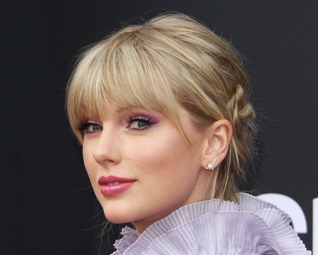 Sexuálně laděné falešné fotky Taylor Swift zaplavily web a mnohé šokovaly