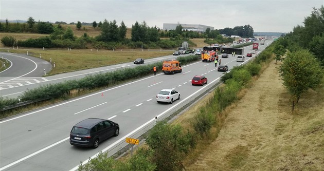 U Ostravy na D1 byla pět hodin zablokovaná doprava, převrátil se tam náklaďák