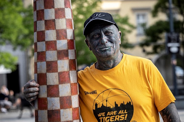 Vladimír Franz u makety komínu zvaného Straká pi demonstraci svolané kvli...