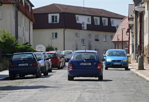 Projet nkterými ulicemi v Ledi nad Sázavou není kvli zaparkovaným autm...