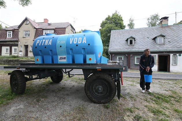 Jednou z obcí, která u letos potebovala dováet vodu v cisternách, je Jiíkov...