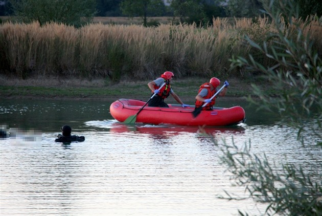 Pátrání po utonulém mu�i na vodní plo�e ve Starém M�st�.