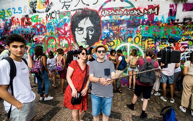 Lennonova zeď na pražské Kampě. (18. července 2019)
