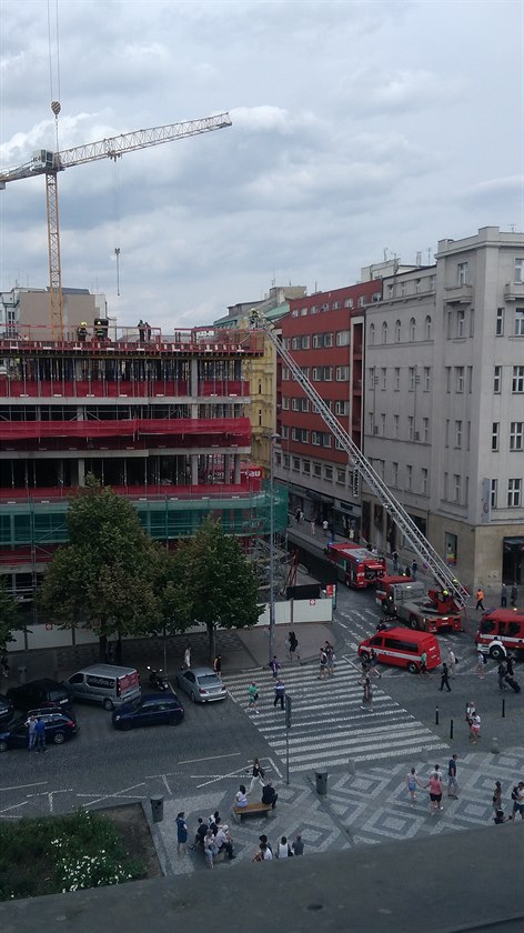 Pozorovala jsem z práce zásah hasi na staveniti