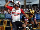 Caleb Ewan se raduje z triumfu v poslední etap Tour de France.