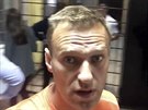 Ruský opoziní aktivista Alexej Navalnyj se na policejní stanici po svém...