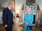 Královna Albta II. mluví s novým britským premiérem Borisem Johnsonem v...