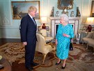 Královna Albta II. mluví s novým britským premiérem Borisem Johnsonem v...