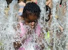 Dívka u fontány v belgických Antverpách (25. 7. 2019)
