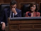 panlský doasný pedseda vlády Pedro Sánchez sedí vedle místopedsedkyn...