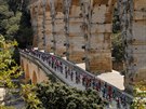 Peloton se bhem 15. etapy Tour de France projídl pod akvaduktem Pont du Gard...