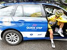 Julian Alaphilippe nasedá do auta po pedasn ukonené 19. etap Tour de...