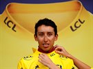 Kolumbijský cyklista Egan Bernal ve 22 letech poprvé oblékl lutý dres na Tour...
