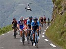 Peloton stoupá tratí 14. etapy Tour de France.