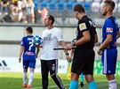Olomoucký trenér Radoslav Látal (v bílém tričku) během utkání se Zlínem