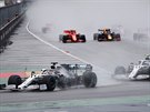 Závodník formule 1 Lewis Hamilton v zatáčce před svým kolegou ze stáje Mercedes...