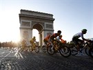 Dvacátá první etapa Tour de France vede kolem vítzného oblouku v Paíi.