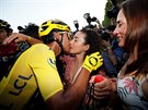 Vítz Tour de France Egan Bernal v cíli slaví se svými nejbliími.