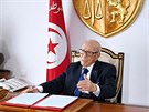Tuniský prezident Beji Caid Essebsi sedí u svého stolu v prezidentském paláci....