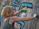 Restaurátoi zaali pracovat na odstranní graffiti z pilíe Karlova mostu v...