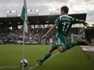 Jan Vodhánl z Bohemians zahrává rohový kop v utkání proti Mladé Boleslavi.