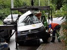 Nehoda osobního vozu a tramvaje v Trojské ulici v Praze.