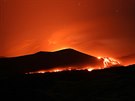 Nová erupce sicilské sopky Etny rozzáila noní nebe. (27. ervence 2019)