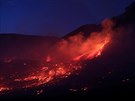 Nová erupce sicilské sopky Etny rozzáila noní nebe. (27. ervence 2019)