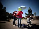 Turisté ve Vídni se ped sluncem chrání pomocí sluneník. (23. ervence 2019)