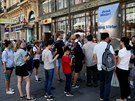 Turisté ve Vídni stojí frontu na pitnou vodu. (23. ervence 2019)