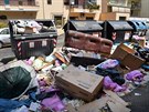 Neuklizené odpadky v ímské tvrti Centocelle (10.7.2019)