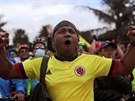 Kolumbijský fanouek oslavuje triumf Egana Bernala.