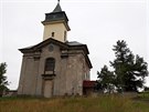 Kostel Nanebevzet Panny Marie na Cnovci u m opravenou stechu, v i...