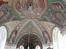 Kostel Nanebevzet Panny Marie na Cnovci u m opravenou stechu, v i...