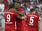 Robert Lewandowski a Jérome Boateng slaví gól Bayernu Mnichov.