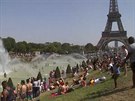 Lidé se ochlazují u Eiffelovky