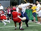 Londýnský starosta Boris Johnson pi ragbyovém zápasu srazil k zemi malého...