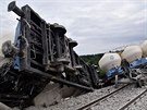 Nsledky nehody nkladnho vlaku, kter vykolejil u Marinskch Lzn. koda...