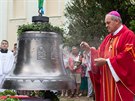 Nov�m zvon�m pro kostel svat�ho Jakuba Star��ho v Kostelci na Han� po�ehnal...
