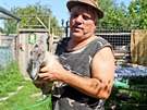 Vedouc zvec zchrann stanice v Paten na Olomoucku Ondej Csik ukazuje...