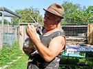 Vedouc zvec zchrann stanice v Paten na Olomoucku Ondej Csik ukazuje...