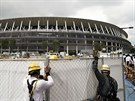 Dlníci dokonují tokijský Národní stadion, na kterém zane 24. ervence 2020...