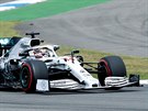 Lewis Hamilton ze stáje Mercedes bhem tréninku na Hockenheimringu