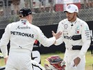 Lewis Hamilton (vpravo) ovládl kvalifikaci F1 v Nmecku, blahopeje mu Valtteri...