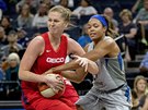 Emma Meessemanová (vlevo) z Washington Mystics uniká Napheese Collierové z...