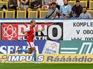Slávistický útoník Mick van Buren slaví gól do teplické sít.
