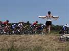 Fanynka zdraví projídjící cyklisty v prbhu 17. etapy Tour de France.