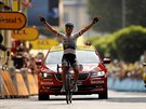 Italský cyklista Matteo Trentin slaví triumf v 17. etap Tour de France.